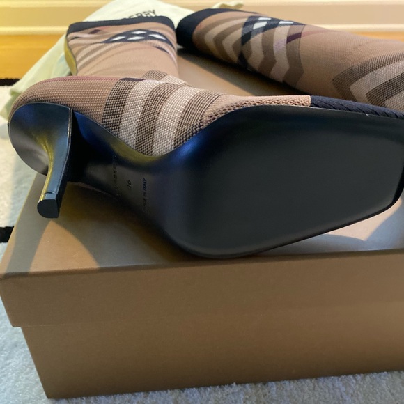 *NWT* Burberry Dolman Check Boots in Birch Brown Sz 36U/6B - Picture 5 of 6
